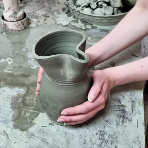 una brocca di argilla appena realizzata durante il laboratorio di ceramica