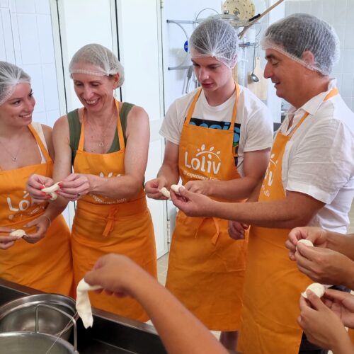 Group makes mozzarella by hand to taste at the end of the experience