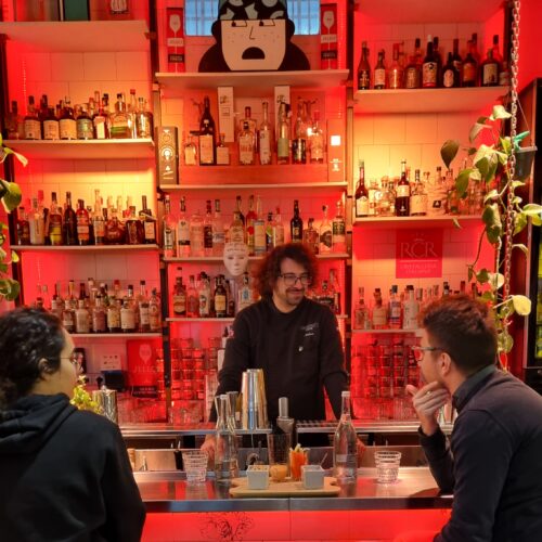 the bar tender explains the history of classic aperitif cocktails at the mixology course
