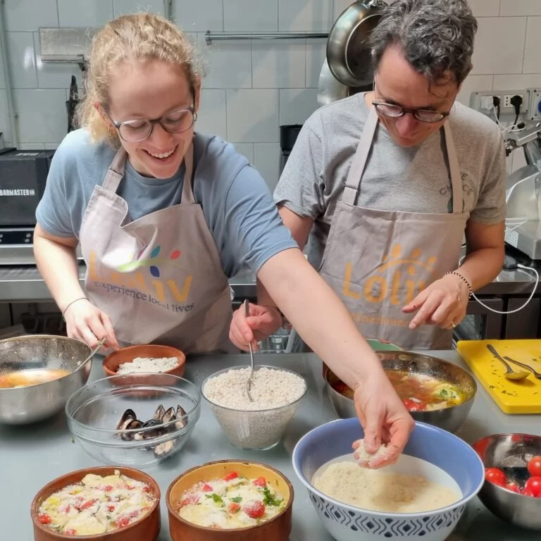 una coppia prepara patate riso e cozze durante la lezione di cucina a Bari