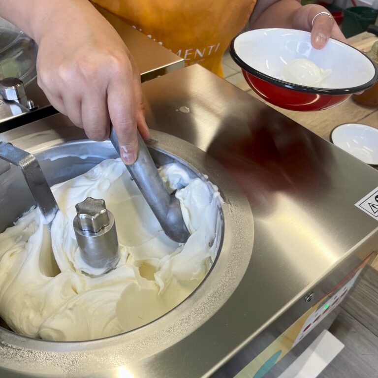 Gelatiera in funzione durante la lezione di gelato artigianale
