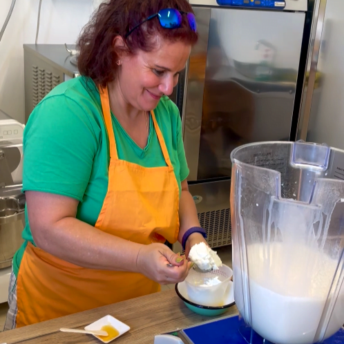 Donna prepara il gelato artigianale con ricotta e miele durante il corso di gelato