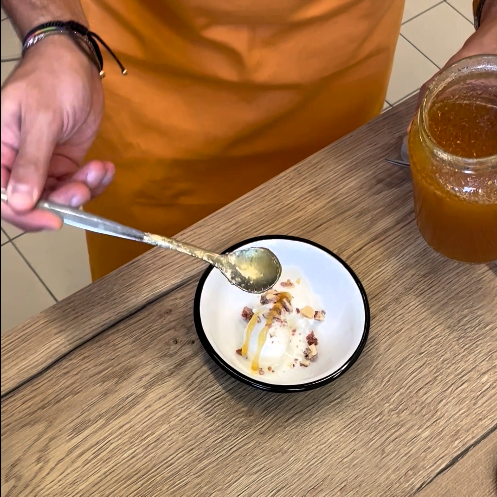Gelato artigianale alla vaniglia con granella di mandorle caramellate e miele preparato durante il corso di gelato artigianale