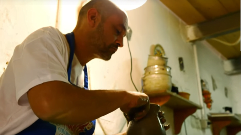 Screenshot del video che racconta la storia di Antonio, maestro ceramista, che offre esperienze con Loliv
