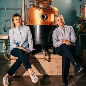 Angela e Fabia, le maestre distillatrici della Gin experience di Loliv