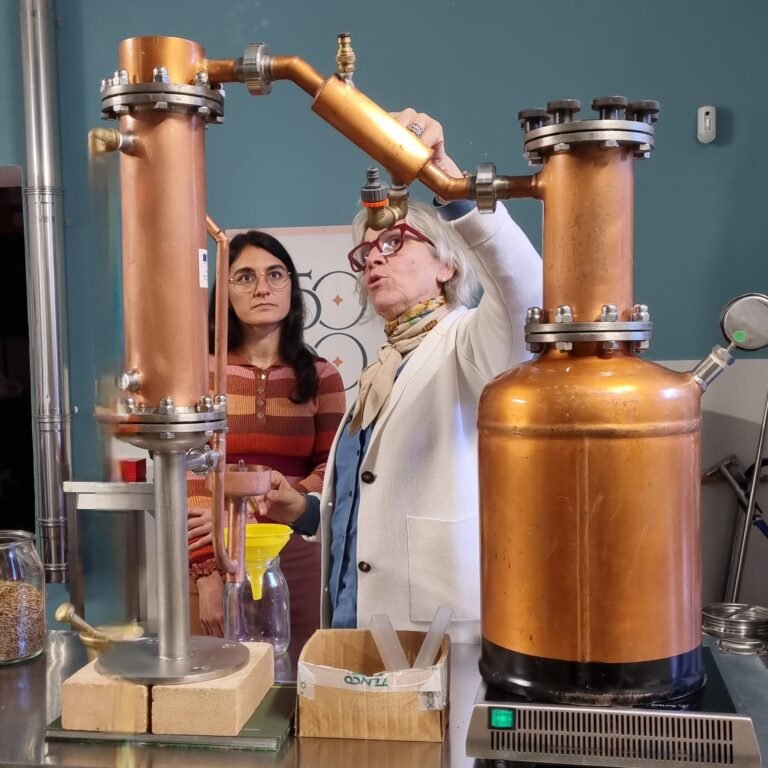 La maestra distillatrice spiega come funziona il processo di distillazione del gin