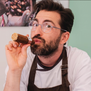 maestro cioccolatiere Francesco che ti guiderà in una sorprendente esperienza alla scoperta del cioccolato