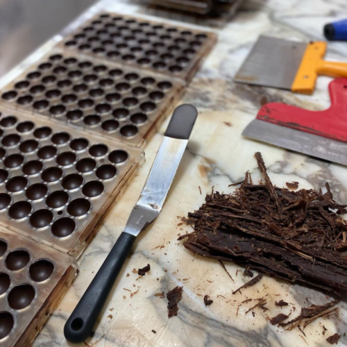 strumenti professionali del maestro cioccolatiere sul bancone da lavoro che utilizzerai anche tu durante l'esperienza