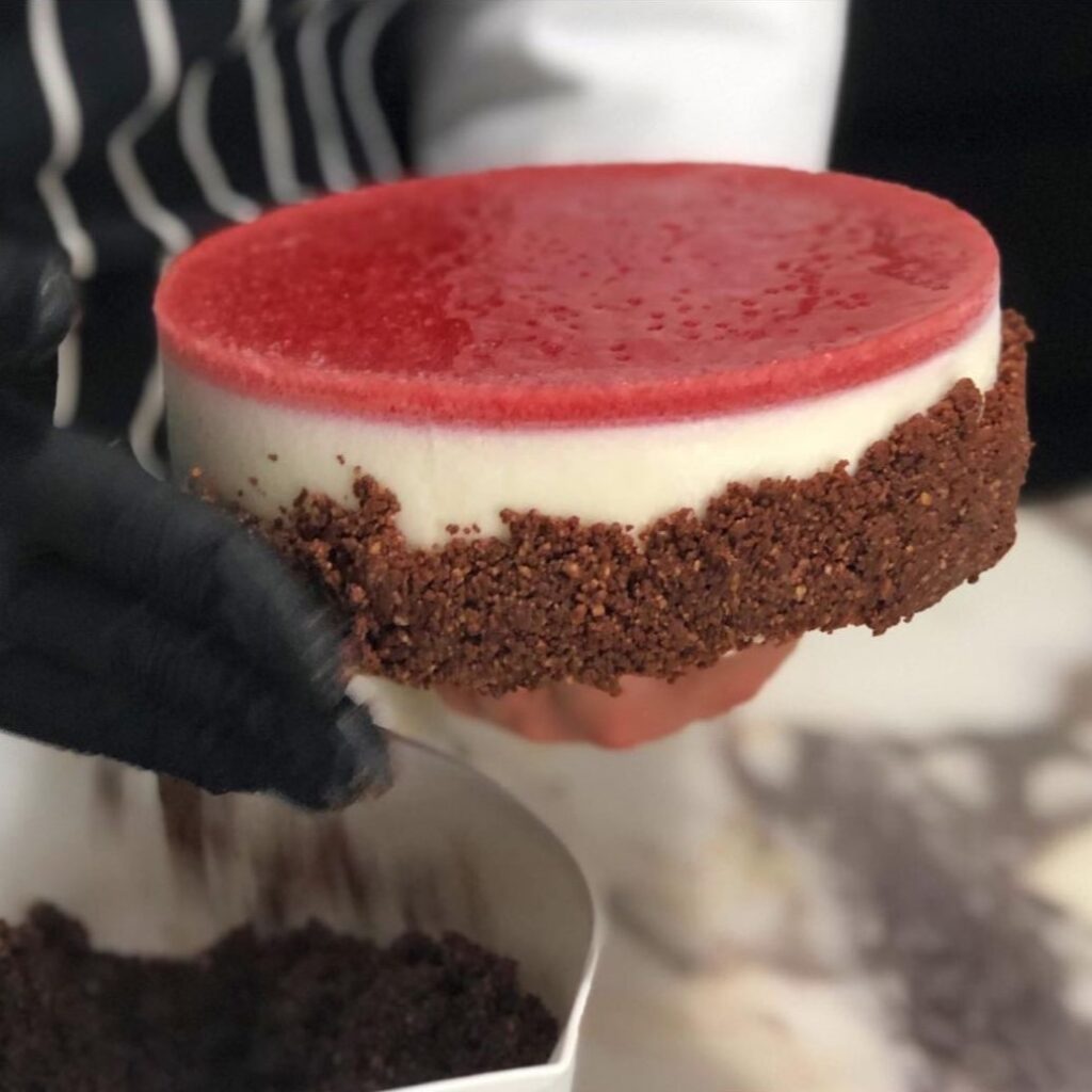 decorazione della torta di ricotta al laboratorio di pasticceria