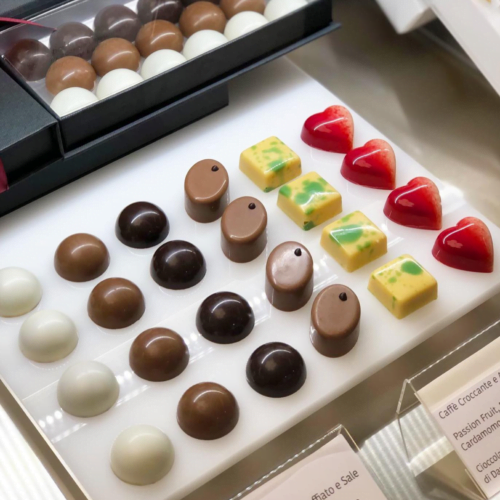 cioccolatini realizzati nel laboratorio artigianale di cioccolato pronti per essere degustati