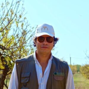 Francesco, producer of organic almonds who will welcome you to his almond grove