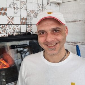 Michele, pizzaiolo and 60-hour dough master, by his wood-fired oven – pizza lesson Bari