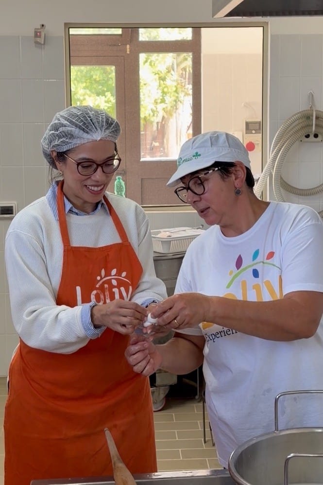 Traveller learning step by step how to make mozzarella with a local cheesemaker, observing the traditional dairy techniques of Apulian craftsmanship