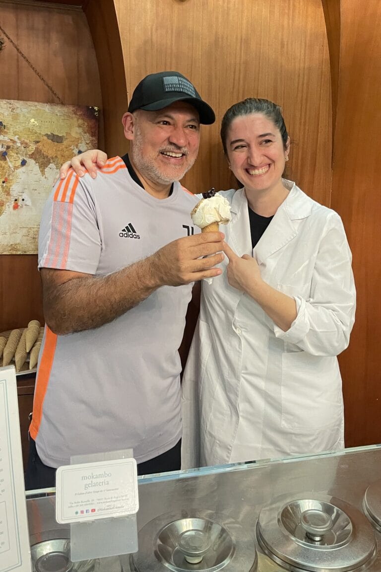Partecipante che assaggia un gelato artigianale appena preparato