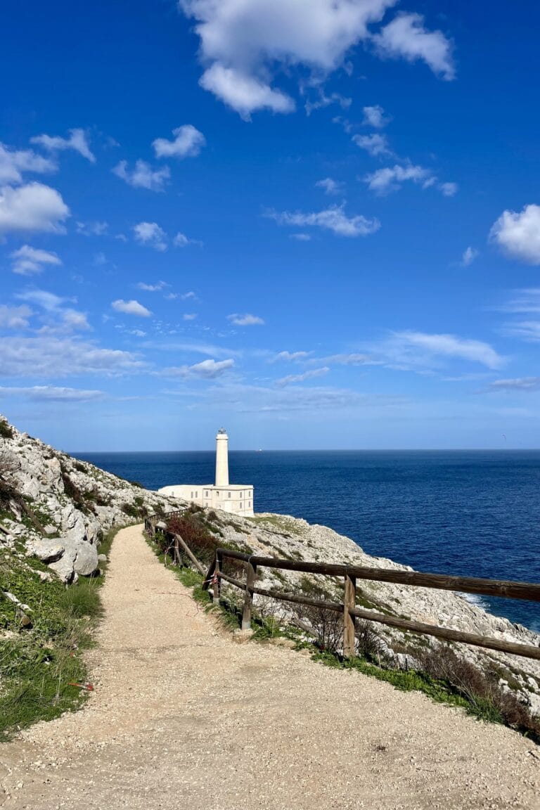 Sentiero costiero che conduce al Faro di Punta Palascia con vista sul mare