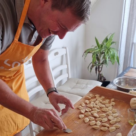 Preparazione delle orecchiette, pasta tipica della tradizione pugliese durante il corso di cucina