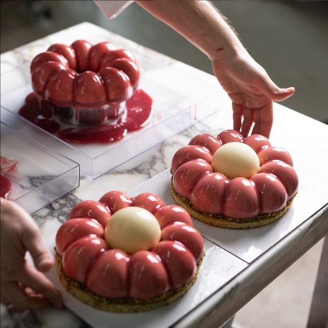 torta di pasticceria moderna alla frutta appena fatta