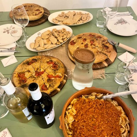 Pranzo a base di pasta fresca, focaccia, taralli e vino durante il pranzo a seguito della cooking class