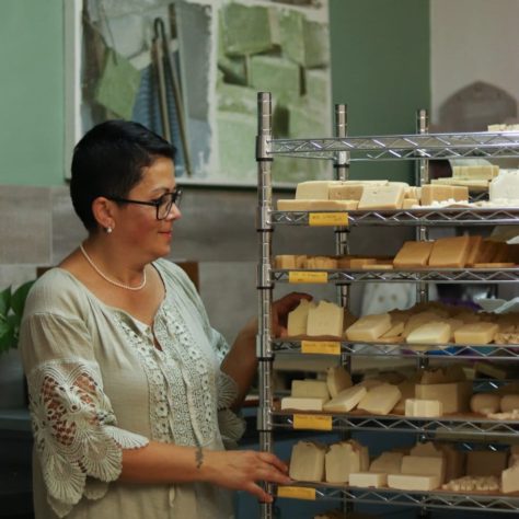 L'artigiana che ti guiderà nell'esperienza di saponificazione nel suo laboratorio nelle campagne di Noci