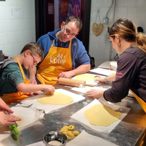 Gruppo prepara la pasta frolla durante il corso di pasticceria per principianti