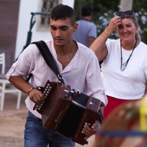 Matteo suona l'armonica durante il corso di pizzica