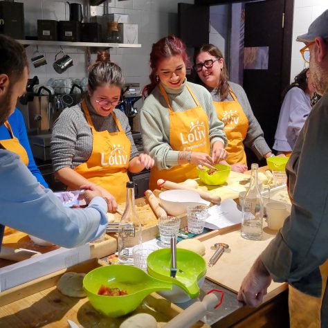 persone che preparano i panzerotti all'esperienza di cucina a Bari