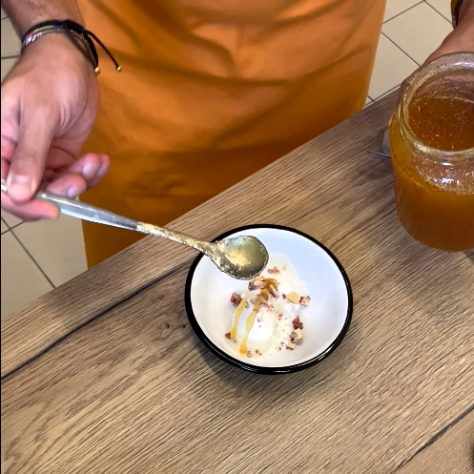 Gelato artigianale alla vaniglia con granella di mandorle caramellate e miele preparato durante il corso di gelato artigianale