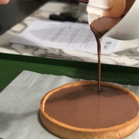 torta al cioccolato in preparazione durante la lezione di pasticceria