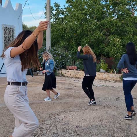 Girls dancing during a pizzica lesson